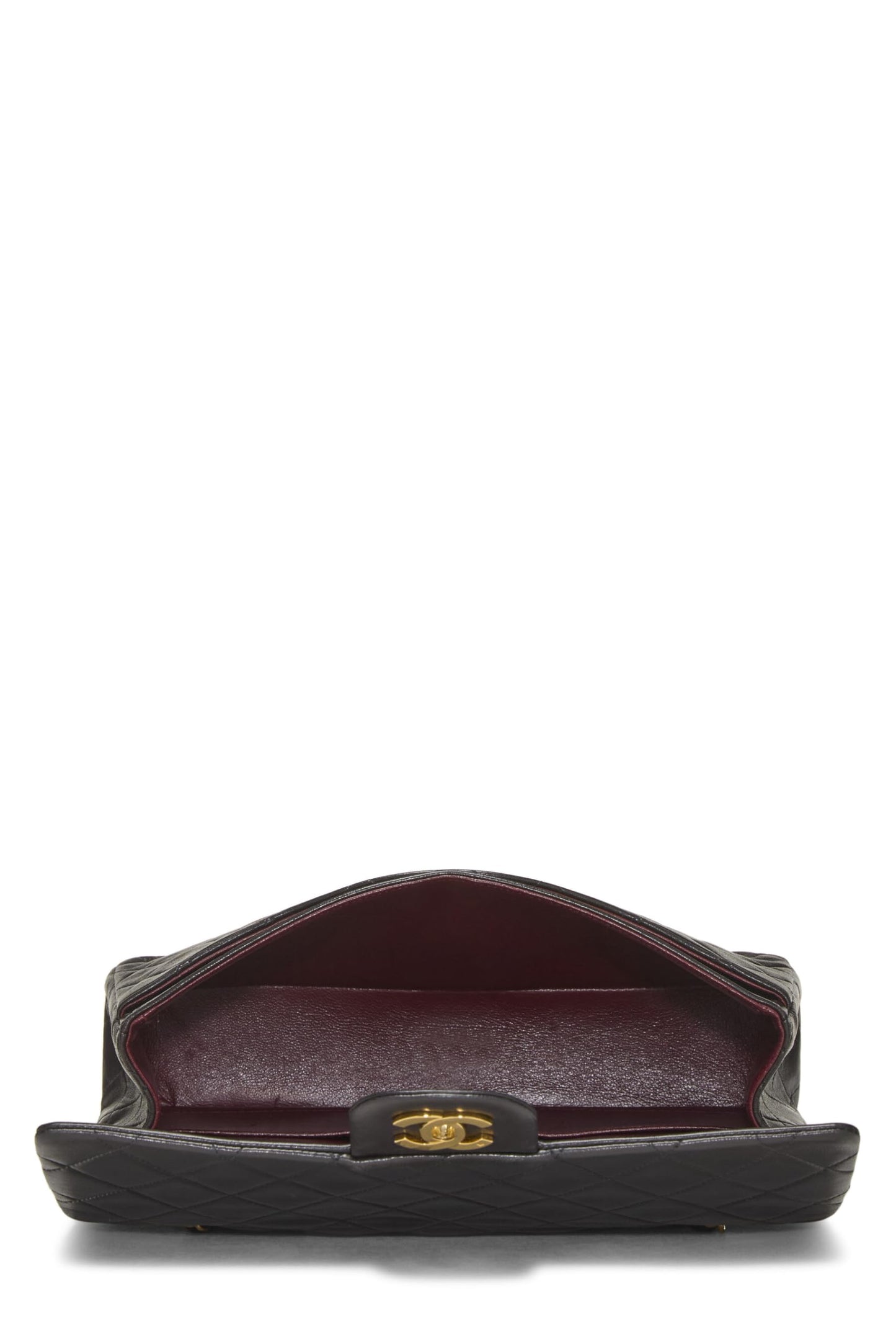 Chanel, sac à main classique à double rabat en cuir d'agneau matelassé noir de taille moyenne, noir