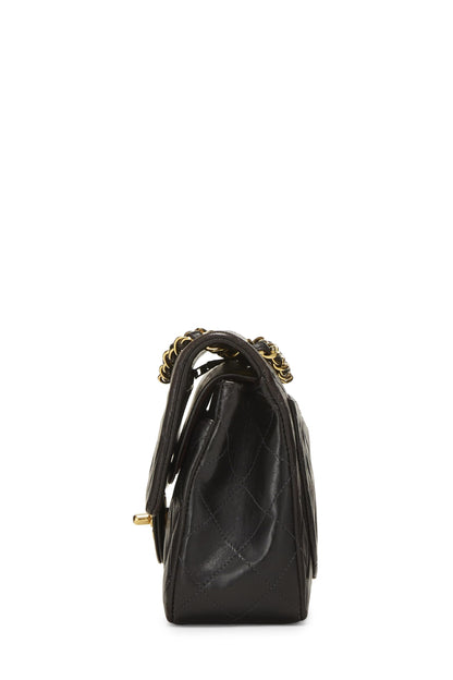 Chanel, sac à main classique à double rabat en cuir d'agneau matelassé noir, petit modèle, noir