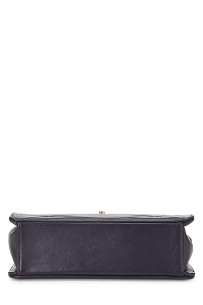 Chanel, Petit sac à rabat rond en cuir d'agneau matelassé violet d'occasion, violet