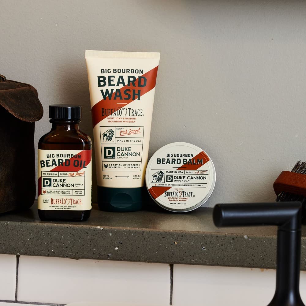 Colección de regalo Big Bourbon Beard Care de Duke Cannon Supply Co. (juego de 3 piezas): gel de baño para barba, bálsamo para barba y aceite para barba de primera calidad para hombres (aroma a barril de roble)