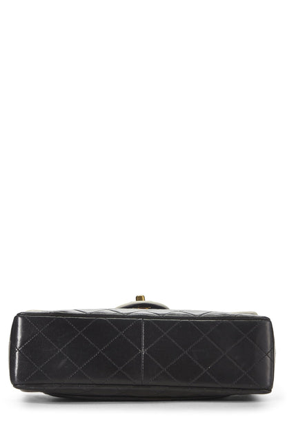 Chanel, Petit sac à rabat en cuir d'agneau matelassé noir d'occasion, noir