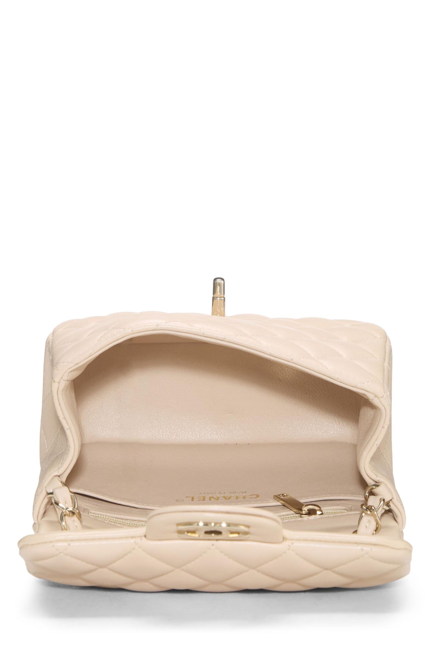 Chanel, Mini sac carré à rabat en cuir d'agneau matelassé beige d'occasion, beige