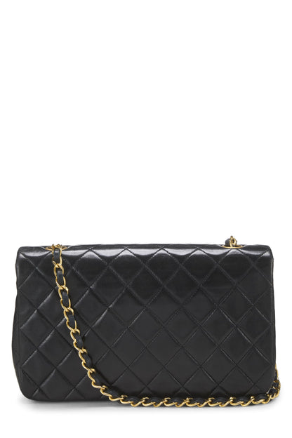 Chanel, petit sac à rabat en cuir d'agneau matelassé noir d'occasion, noir