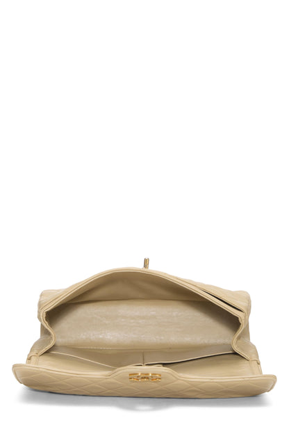 Chanel, sac à rabat double courbé en cuir d'agneau matelassé beige d'occasion, taille M, beige