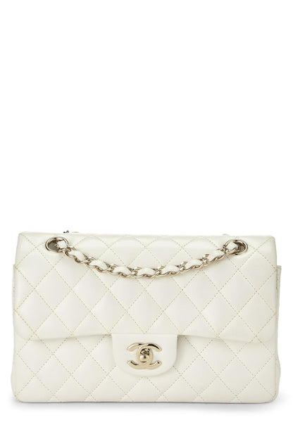 Chanel, petit sac à rabat classique matelassé en caviar blanc d'occasion, blanc