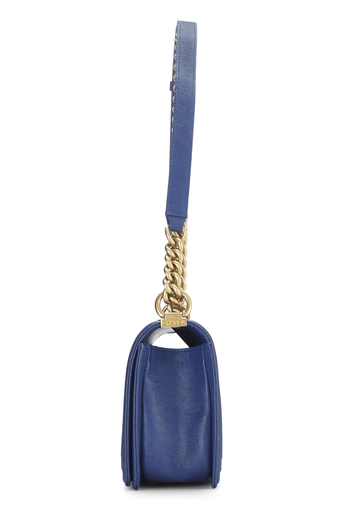 Chanel, sac Boy Caviar matelassé bleu d'occasion de taille moyenne, bleu