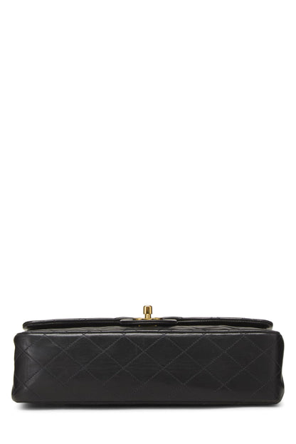 Chanel, sac à main classique à double rabat en cuir d'agneau matelassé noir de taille moyenne, noir