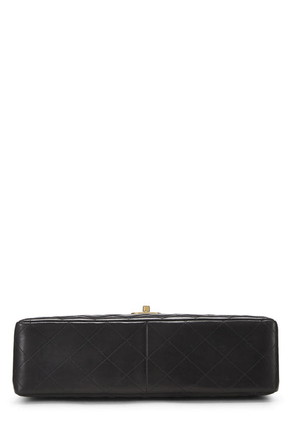 Chanel, Jumbo demi-rabat en cuir d'agneau matelassé noir d'occasion, noir