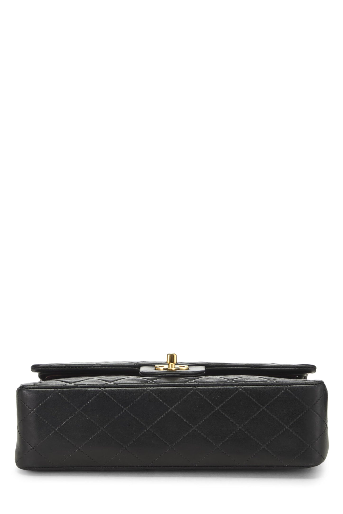 Chanel, sac à main classique à double rabat en cuir d'agneau matelassé noir de taille moyenne, noir