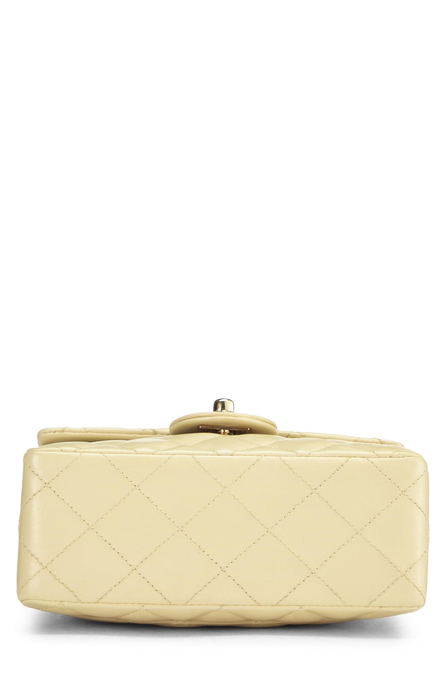 Chanel, Mini sac à rabat en cuir d'agneau matelassé beige d'occasion, beige