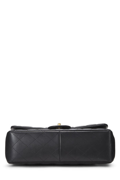 Chanel, Piel de cordero acolchada negra Pre-Loved New Classic Jumbo con doble solapa, Negro