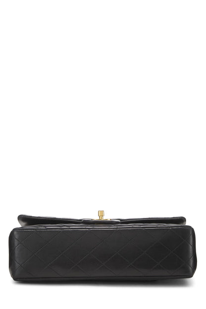 Chanel, sac à main classique à double rabat en cuir d'agneau matelassé noir de taille moyenne, noir