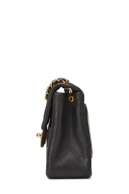 Chanel, Mini sac à rabat en cuir d'agneau matelassé noir d'occasion, noir