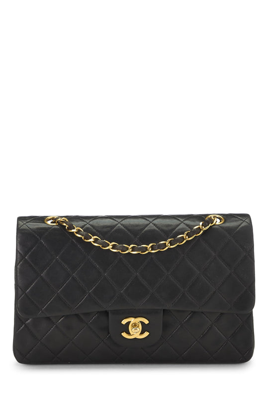 Chanel, sac à main classique à double rabat en cuir d'agneau matelassé noir de taille moyenne, noir