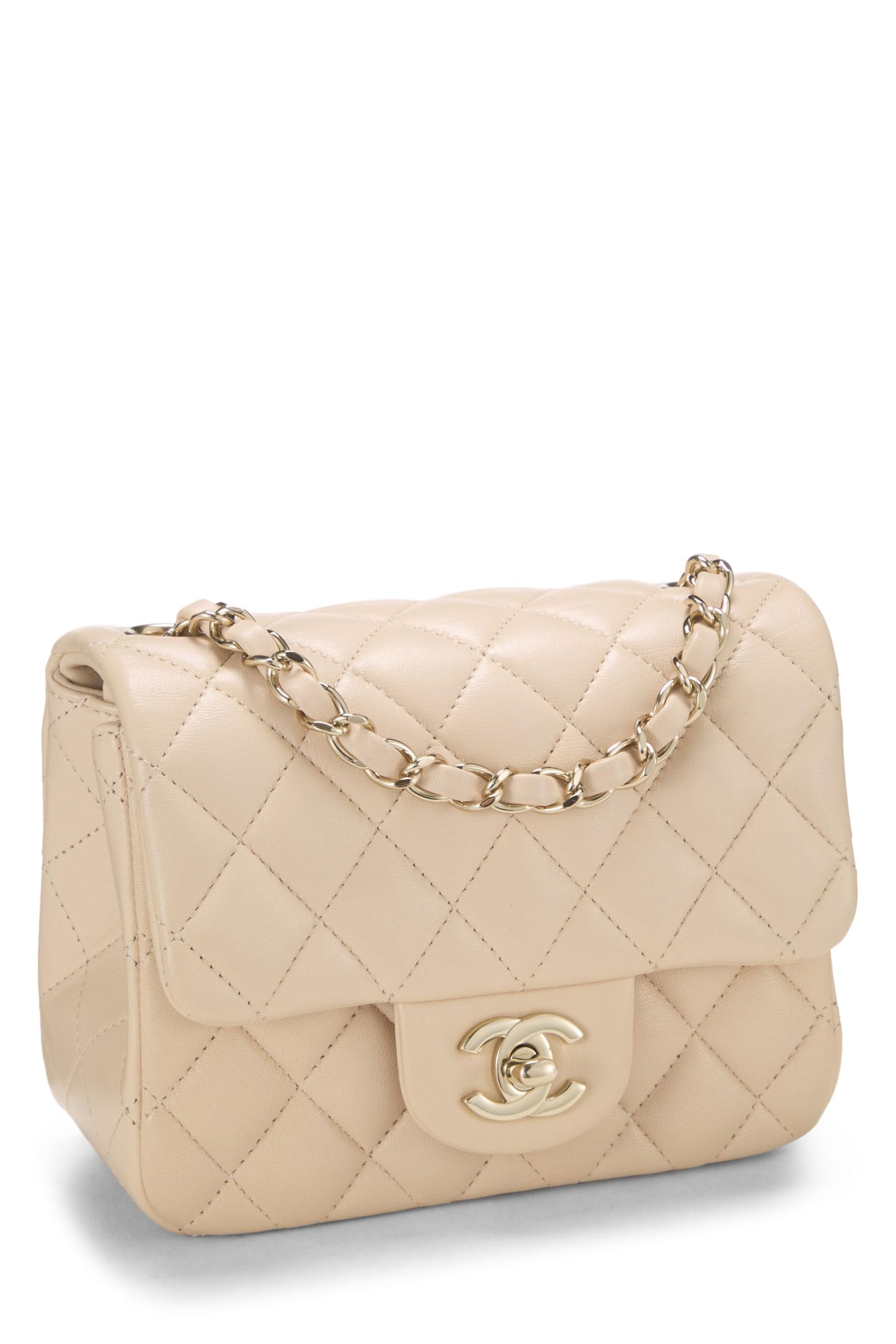 Chanel, Mini sac carré à rabat en cuir d'agneau matelassé beige d'occasion, beige