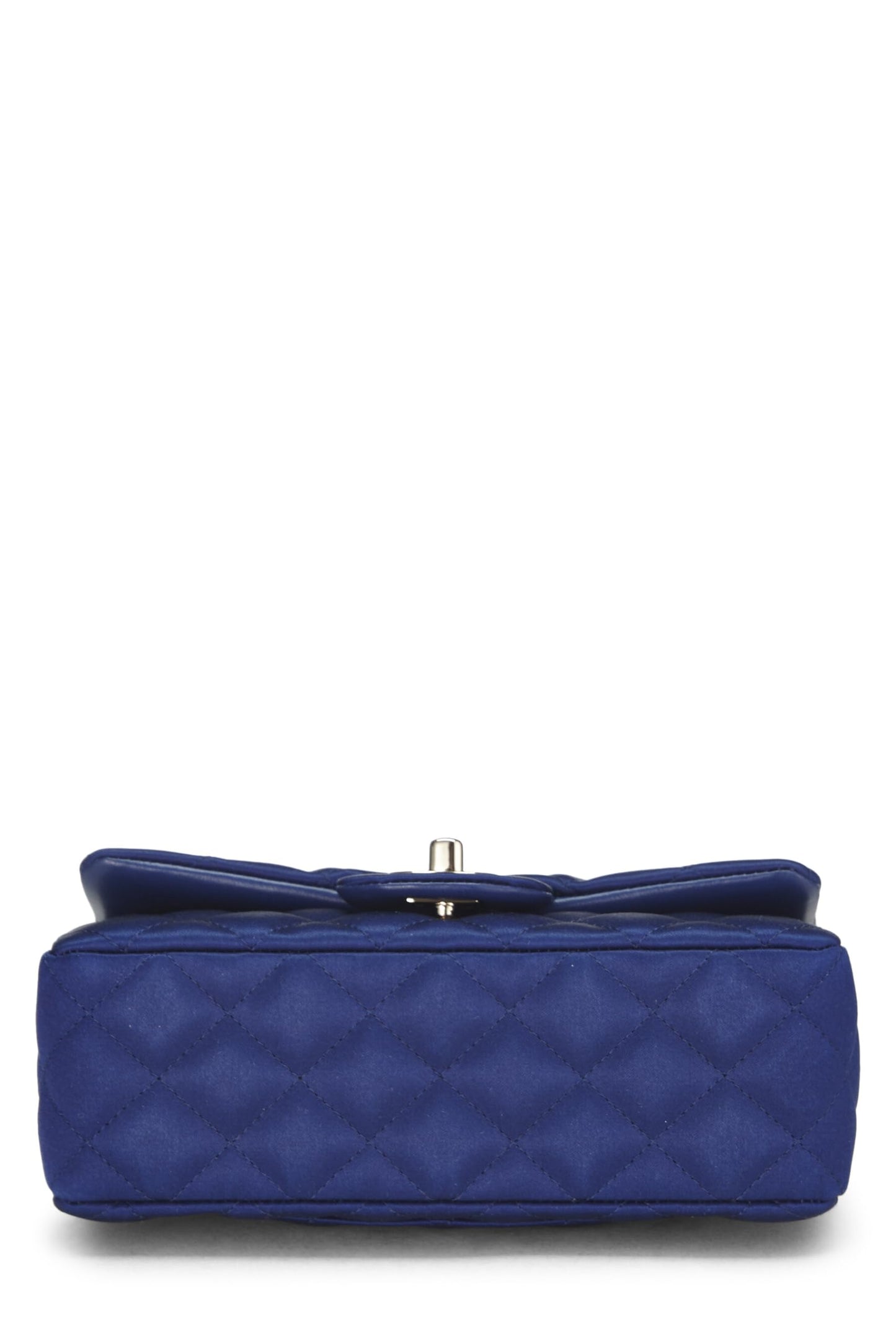 Chanel, Petit sac à rabat rectangulaire en satin bleu marine d'occasion, bleu marine