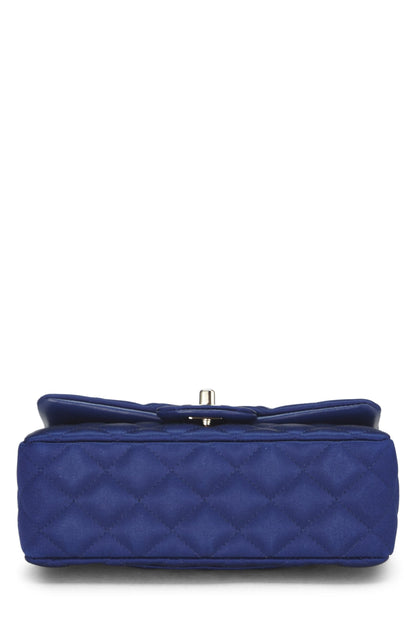 Chanel, Petit sac à rabat rectangulaire en satin bleu marine d'occasion, bleu marine