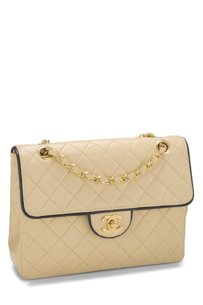 Chanel, Media solapa pequeña con ribetes de piel de cordero acolchada en beige Pre-Loved, Beige