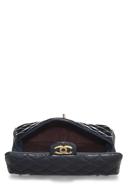 Chanel, sac à rabat à œillets « CC » en cuir verni matelassé bleu marine d'occasion, taille moyenne, bleu marine