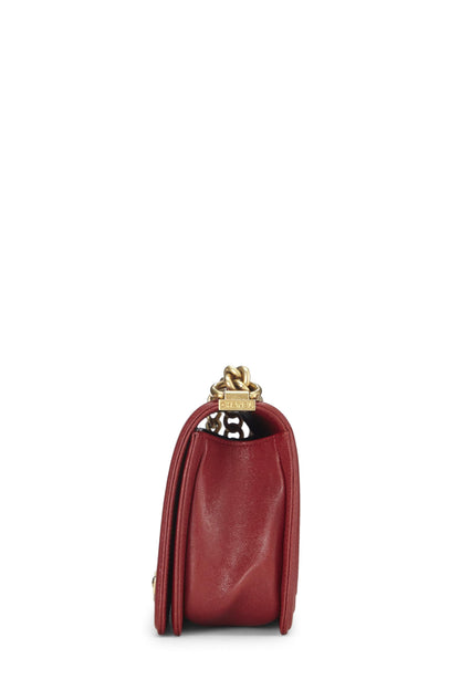 Chanel, sac Boy Caviar matelassé rouge de taille moyenne, d'occasion, rouge