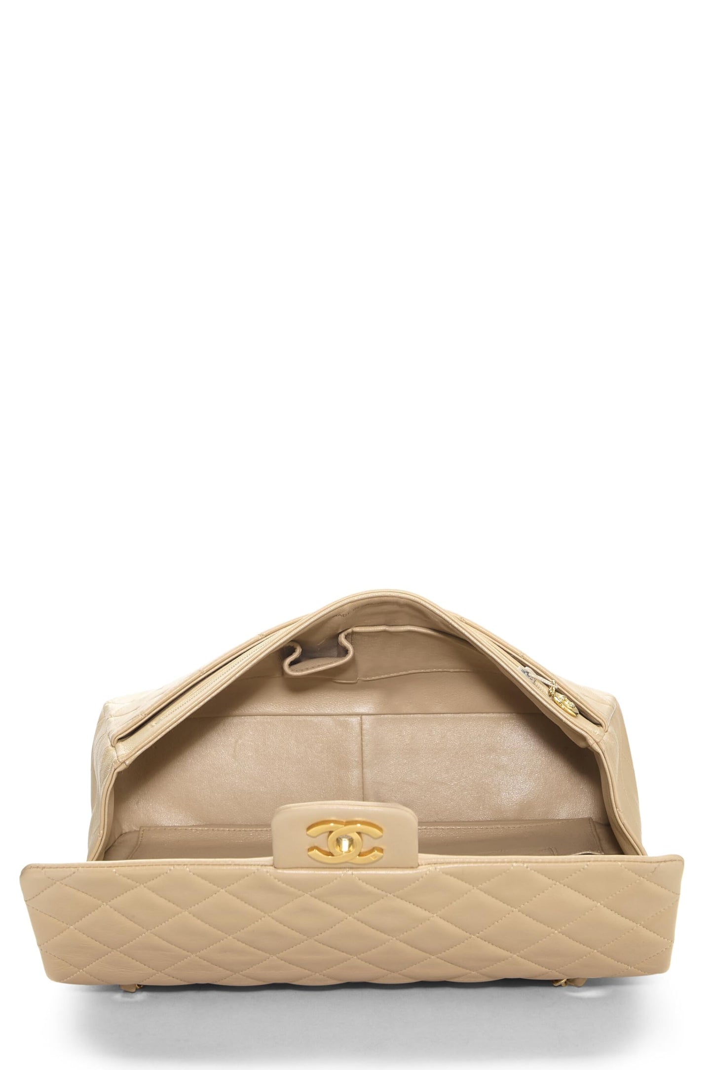 Chanel, sac à rabat moyen en cuir d'agneau matelassé beige d'occasion, beige