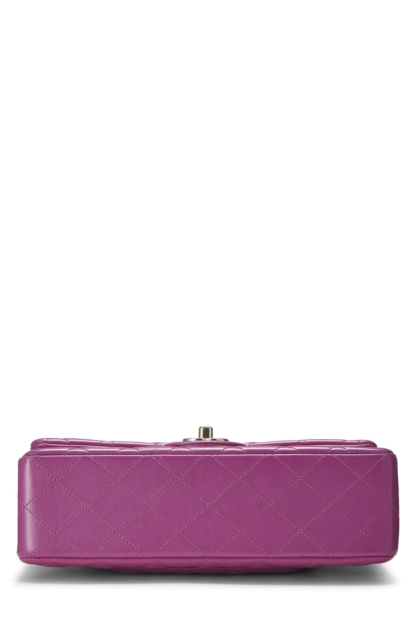 Chanel, Petit sac à rabat classique en cuir d'agneau matelassé violet d'occasion, violet