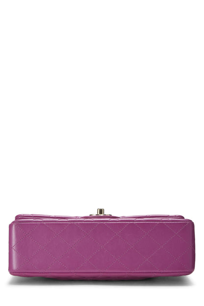 Chanel, Petit sac à rabat classique en cuir d'agneau matelassé violet d'occasion, violet