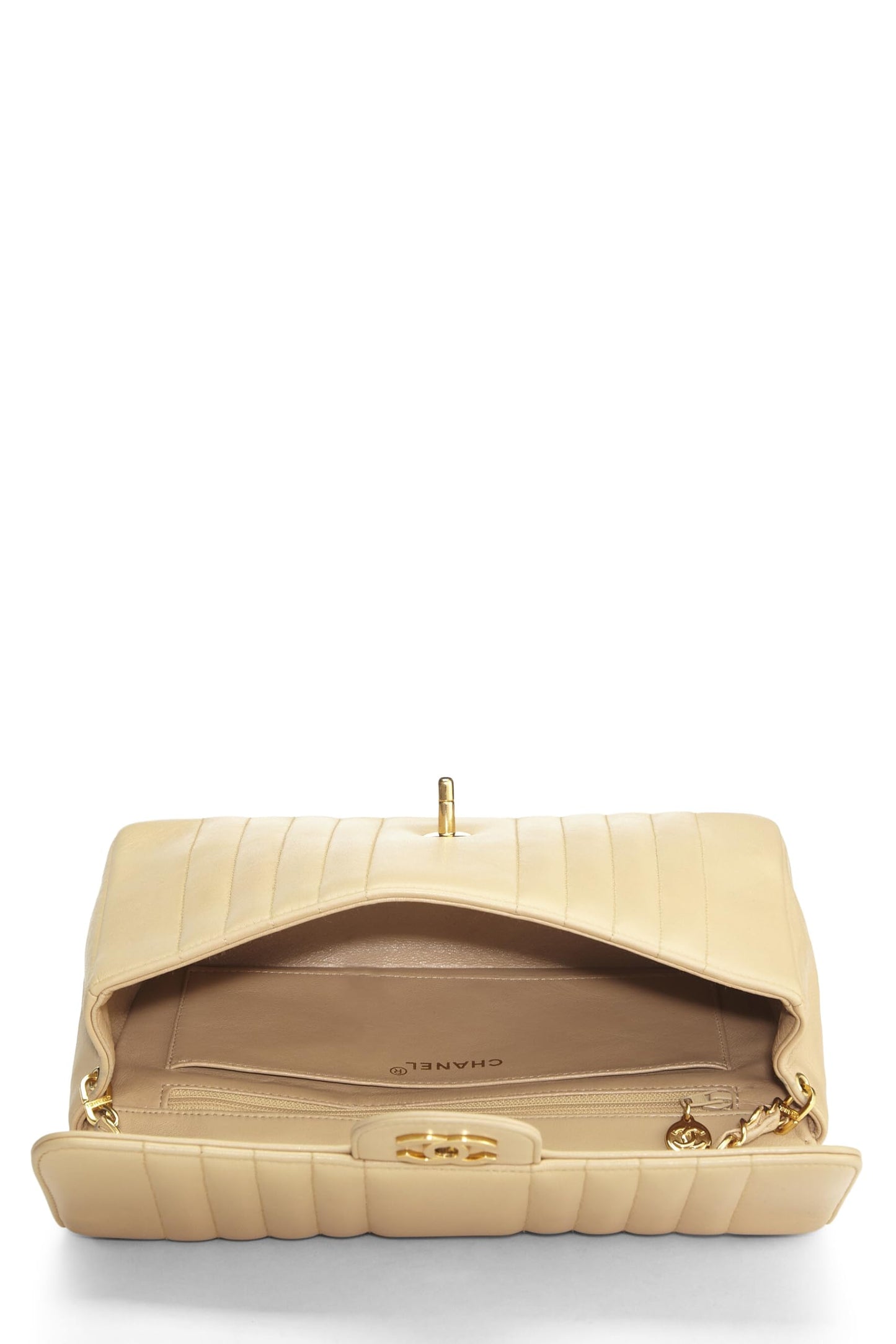 Chanel, sac à rabat vertical moyen en cuir d'agneau beige d'occasion, beige