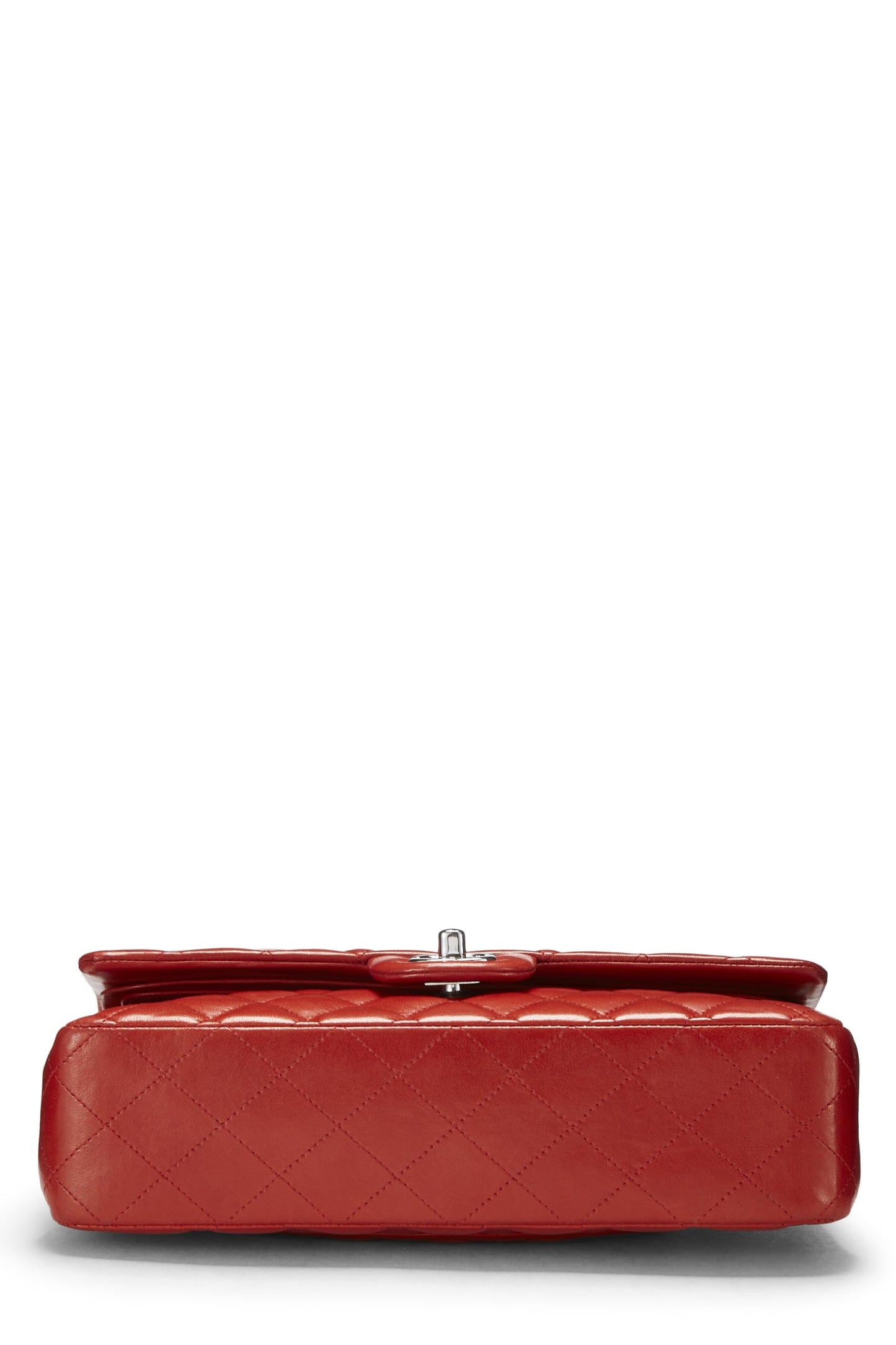 Chanel, sac à main classique à double rabat en cuir d'agneau matelassé rouge de taille moyenne, rouge