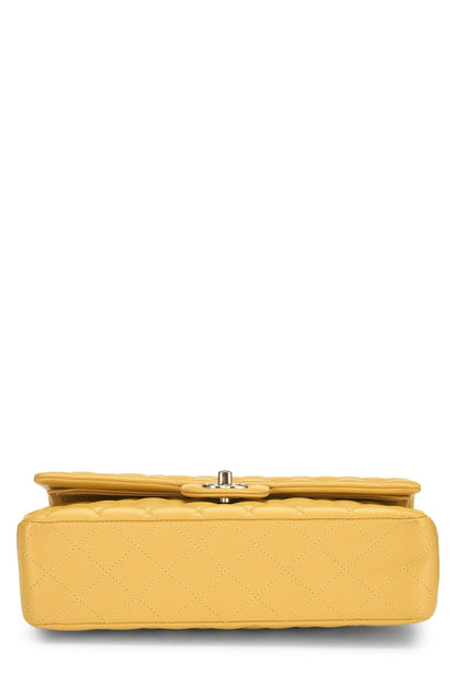 Chanel, sac à main matelassé jaune à double rabat classique de taille moyenne, jaune