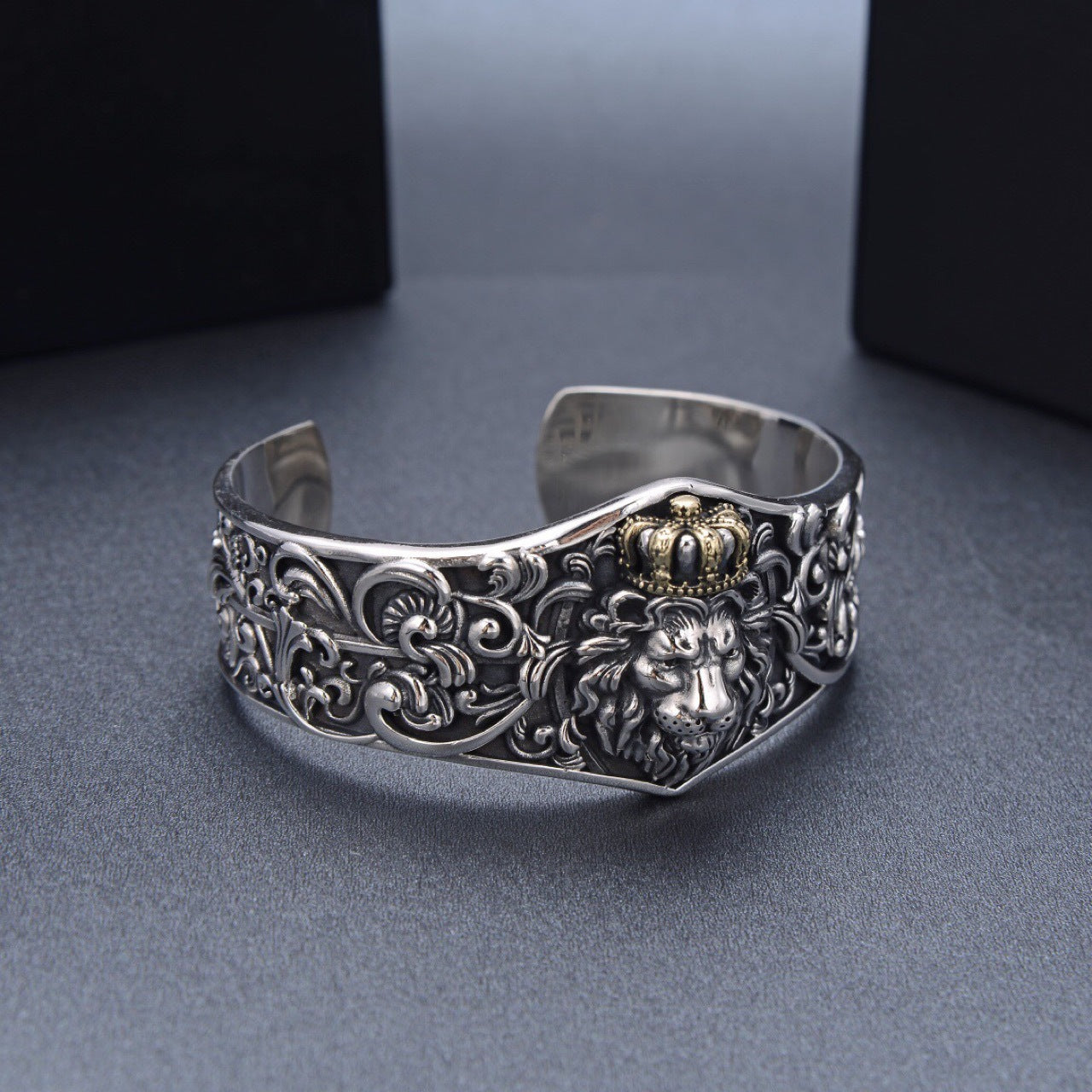 Old Personality Wide Version Domineering Crown Lion Bracelet