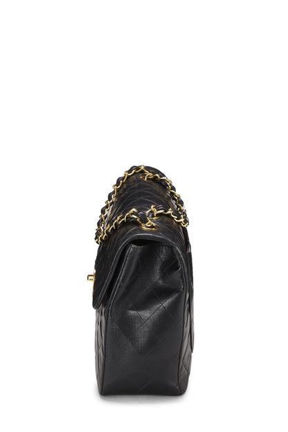 Chanel, Maxi sac à rabat demi-longueur en cuir d'agneau matelassé noir d'occasion, noir