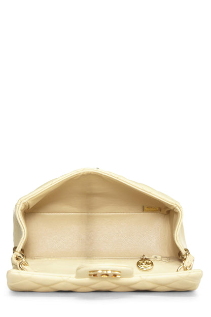 Chanel, Mini sac à rabat en cuir d'agneau matelassé beige d'occasion, beige