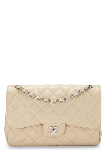 Chanel, Caviar acolchado beige Pre-Loved New Classic Jumbo con doble solapa, Beige