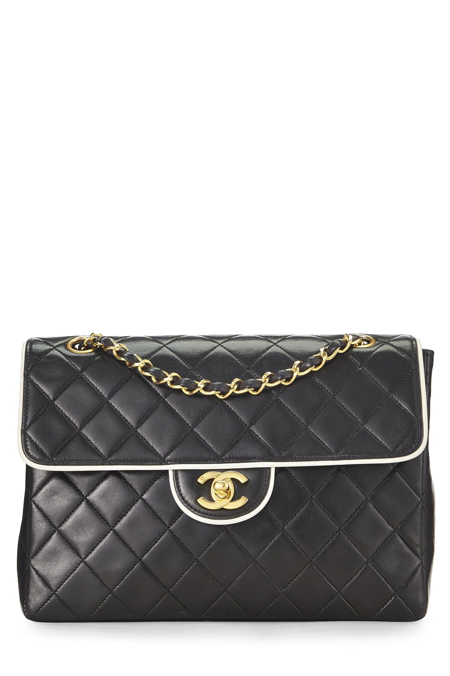 Chanel, Media solapa pequeña de piel de cordero acolchada negra Pre-Loved, Negro