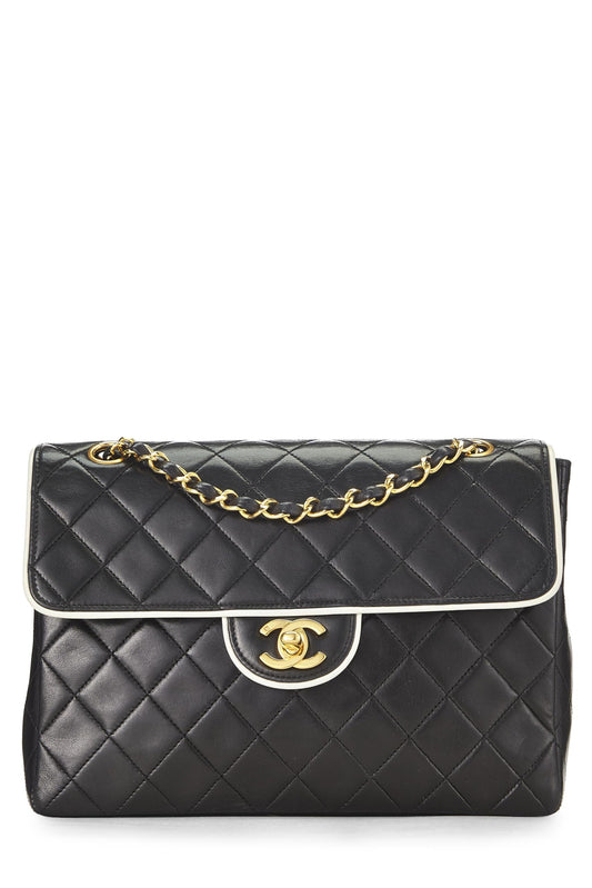 Chanel, Petit sac à rabat en cuir d'agneau matelassé noir d'occasion, noir