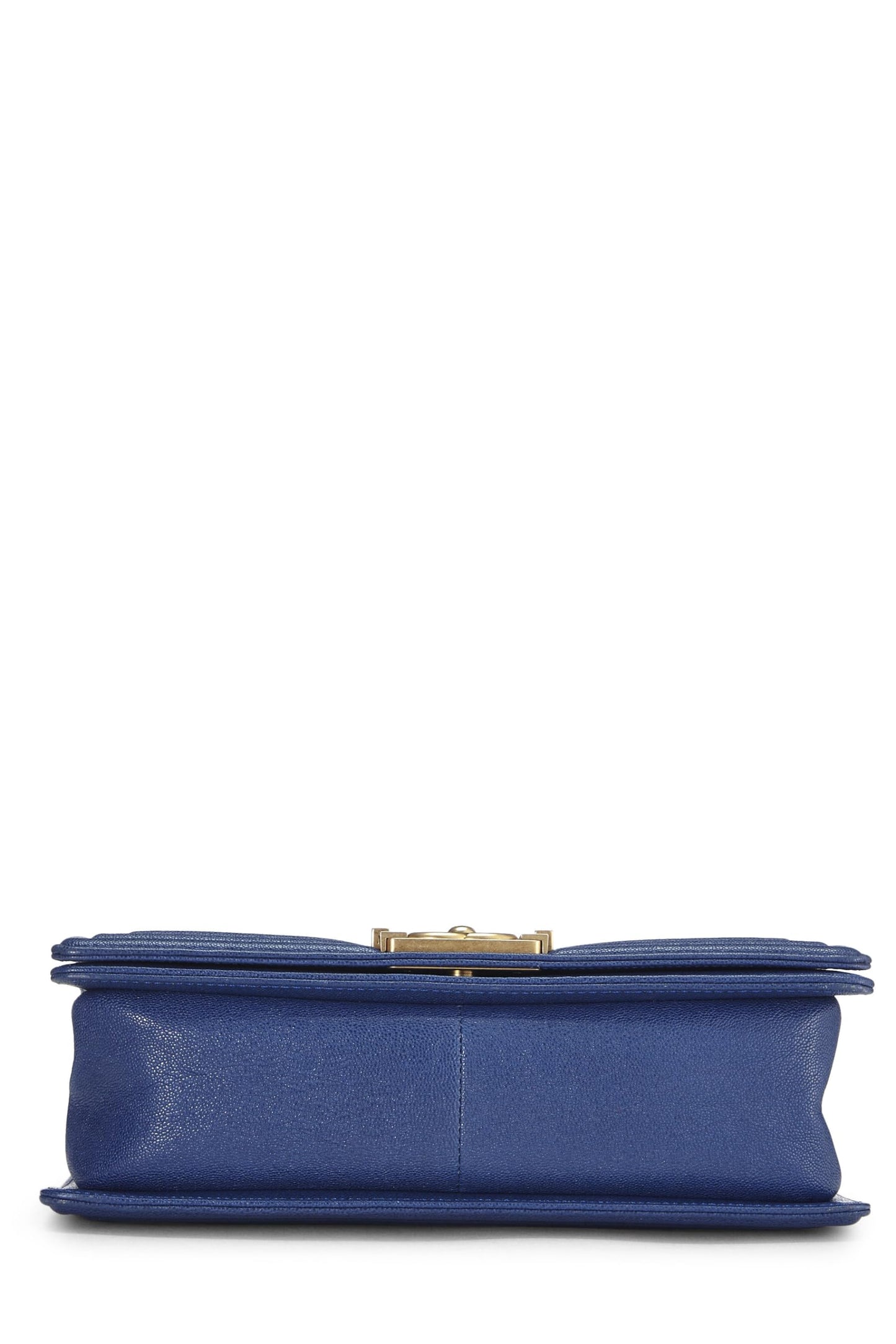 Chanel, sac Boy Caviar matelassé bleu d'occasion de taille moyenne, bleu