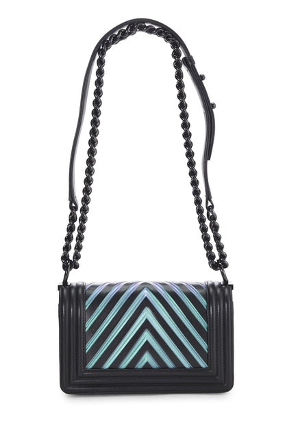 Chanel, petit sac Boy en cuir d'agneau noir à chevrons d'occasion, noir