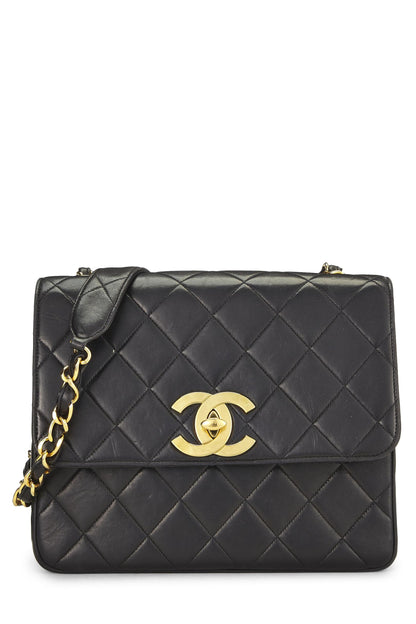 Chanel, Grand sac à rabat carré « CC » en cuir d'agneau noir d'occasion, noir