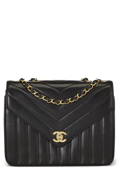 Chanel, Pre-Loved Black Chevron Lambskin Envelope Flap Small, Black