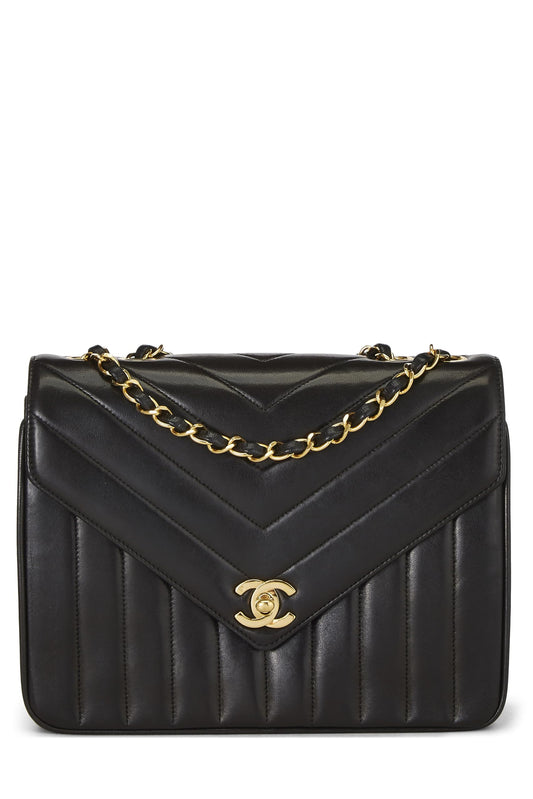 Chanel, Sobre pequeño con solapa de piel de cordero con chevron negro Pre-Loved, Negro