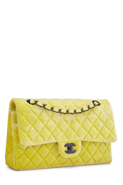 Chanel, sac à rabat double classique en velours matelassé jaune d'occasion, taille M, jaune