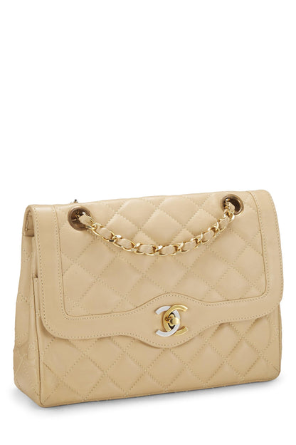 Chanel, Petit sac à rabat double en cuir d'agneau matelassé beige d'occasion, édition limitée Paris, beige