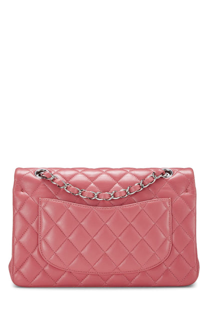 Chanel, Petit sac à rabat classique en cuir d'agneau matelassé rose d'occasion, rose