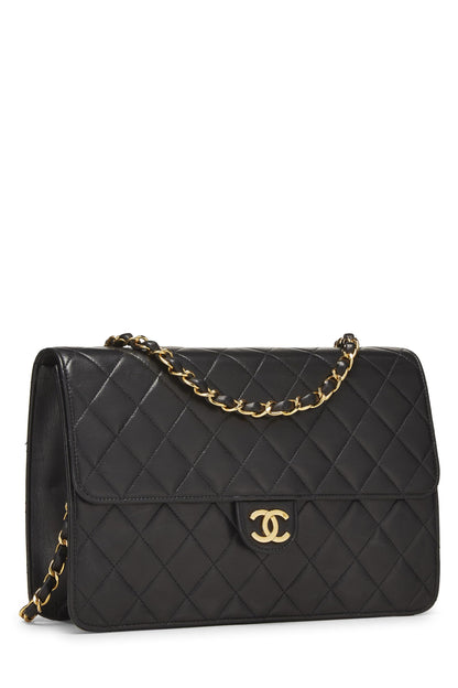 Chanel, sac à rabat matelassé en cuir d'agneau noir de taille moyenne, d'occasion, noir