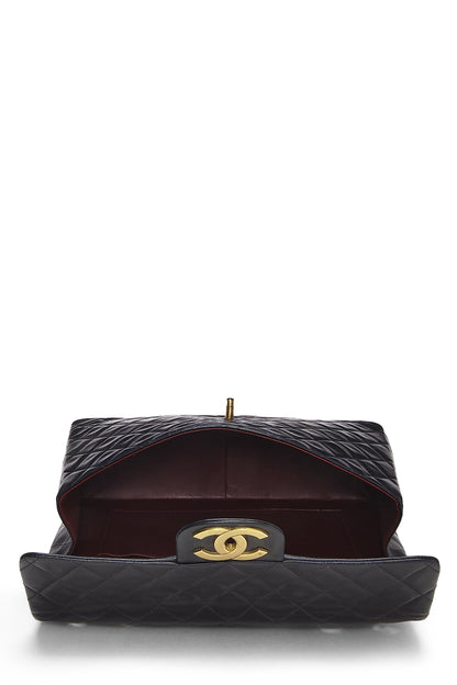 Chanel, Maxi sac à rabat demi-longueur en cuir d'agneau matelassé noir d'occasion, noir