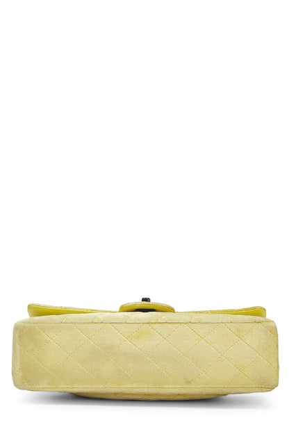 Chanel, Petit sac à rabat classique en velours matelassé jaune d'occasion, jaune