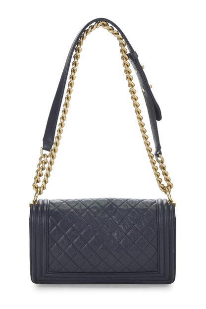 Chanel, sac Boy Caviar matelassé bleu marine de taille moyenne, d'occasion