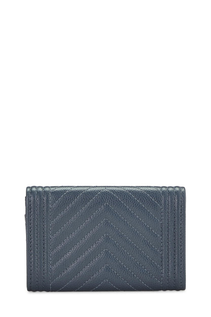 Chanel, Monedero Boy Chevron de caviar azul Pre-Loved, Azul