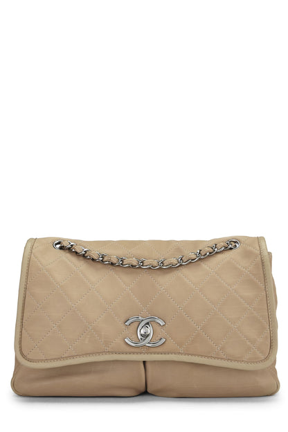 Chanel, Bolso grande con solapa de belleza natural de piel de cordero acolchado beige Pre-Loved, Beige